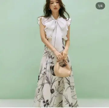 화이트 프릴 리본 슬리브리스 상의