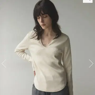 BLACK BY MOUSSY*브이넥 타이트 탑스*아이보리