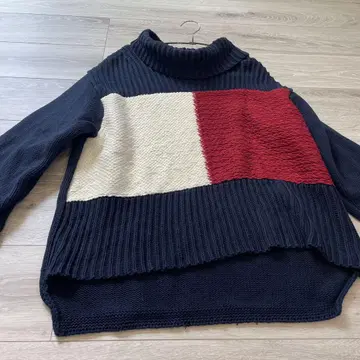 TOMMY HILFIGER 박스 실루엣 스웨터 S