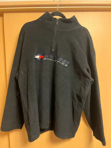 HILFIGER ATHLETICS 블랙 하프 지퍼 스웨터 맨투맨