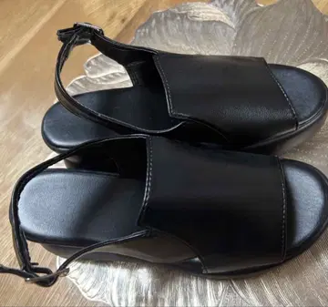 블랙 통굽 스트랩 샌들