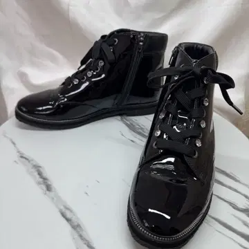 미사용급 MANU 블랙 에나멜 하이컷 부츠 38cm 스톤
