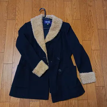 퍼 달린 네이비 울 코트