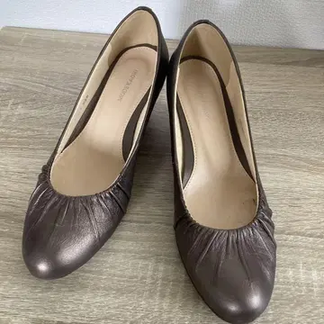 브라운 가죽 낮은 힐 펌프스