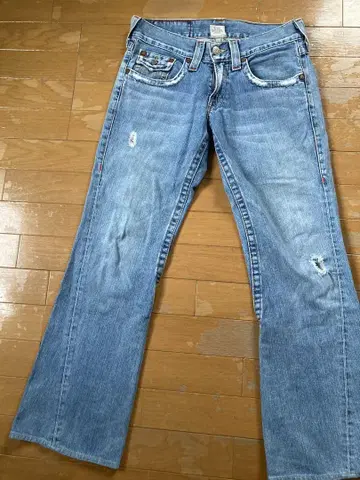 TRUE RELIGION 라이트 블루 데미지 데님