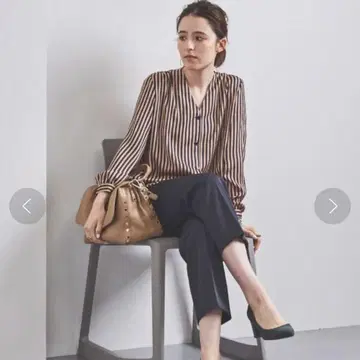 [새상품급] 유나이티드 애로우즈 런던 스트라이프 V넥 블라우스 36