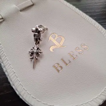 BLESS 플라워 모티브 귀걸이
