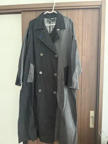 데님풍 더블 브레스트 트렌치코트