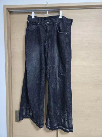 데미지 가공 다크 데님 부츠컷 팬츠