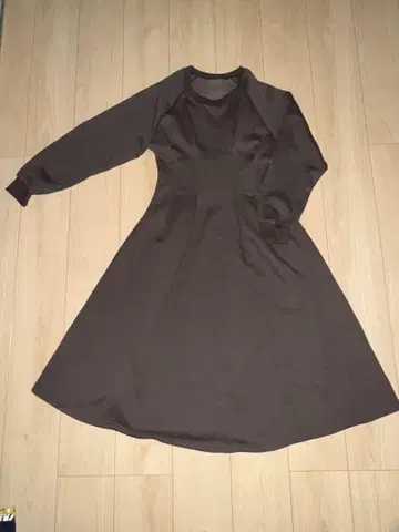 다크 브라운 A라인 긴팔 원피스