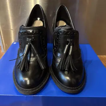 클락스 태슬 장식 블랙 가죽 신발