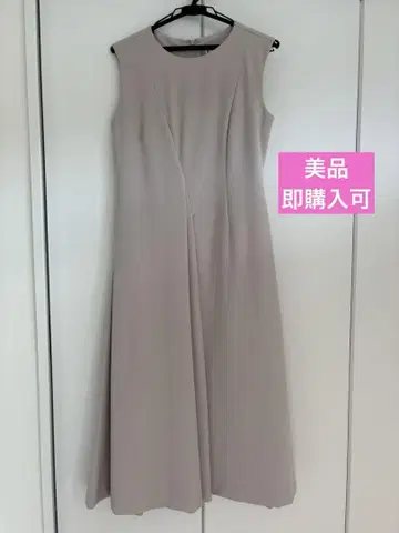 오페크 슬리브리스 무릎 기장 플레어 원피스 베이지