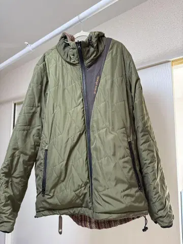 고 슬로우 카라반 후드 부착 다운 자켓