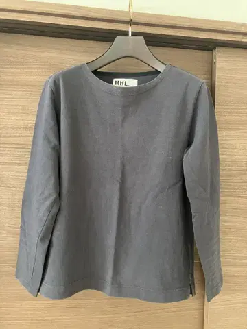 MHL. 다크 그레이 긴팔 상의 M