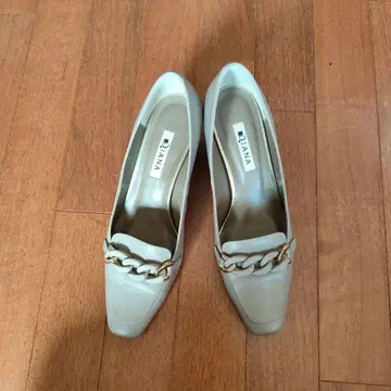 DIANA 다크 베이지 체인 장식 펌프스(5cm)
