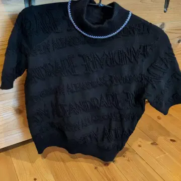 에이스앤레어 블랙 하이넥 로고 반팔 니트 셔츠