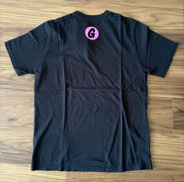 GOODENOUGH G 로고 블랙 티셔츠 패브릭 스티커 포함