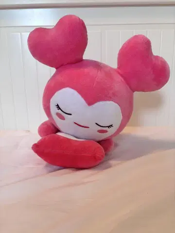 하트 모양 귀의 핑크 봉제 인형
