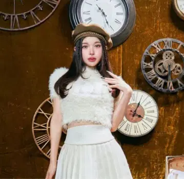 화이트 퍼풍 크롭 상의