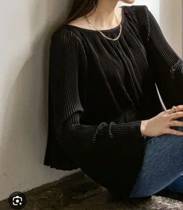 NOBLE 백 새틴 플리츠 블라우스