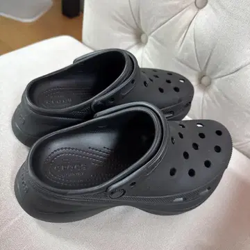 crocs 블랙 통굽 클로그 샌들 통기 구멍 포함