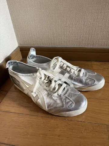 오니츠카타이거 24.5 메탈릭 실버 스니커즈