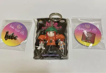 hide 피규어 키링과 핀 배지