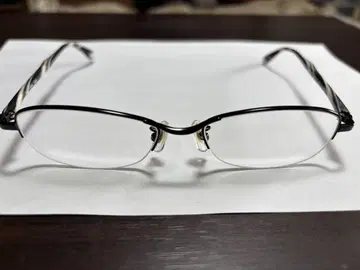블랙 프레임 스트라이프 안경