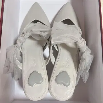RANDA HEART collection 시어 리본 뮬 펌프스
