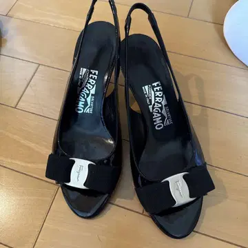 Ferragamo 블랙 슬링백 펌프스