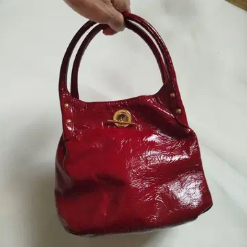 빨간색 에나멜 가죽 핸드백
