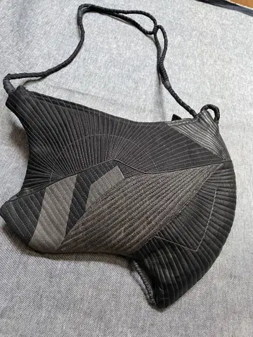 개성 있는 백 작가 작품 블랙 계열 숄더