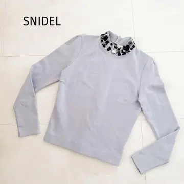 스나이델 비쥬 장식 하이넥 긴팔 스트레치 상의