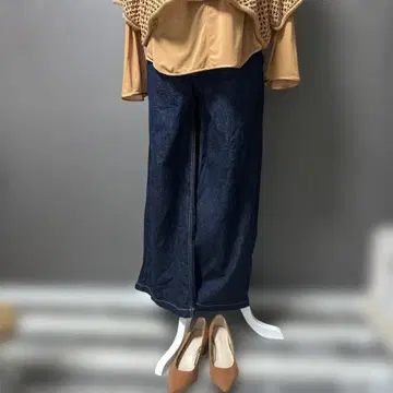 데님 와이드 팬츠와 레이어드 상의 펌프스 세트