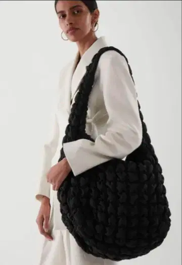 COS 오버 사이즈 퀼팅 백 블랙