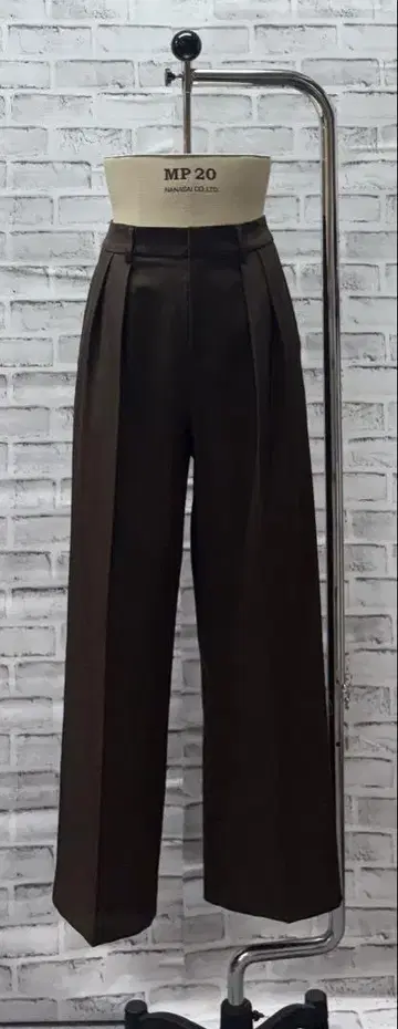 다크 브라운 와이드 팬츠 플리츠 포함