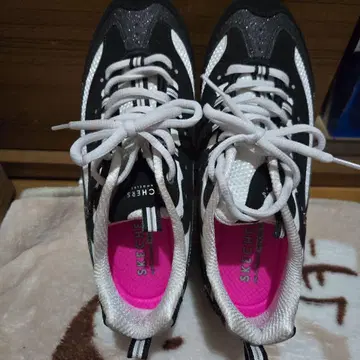 SKECHERS 블랙/화이트 스니커즈