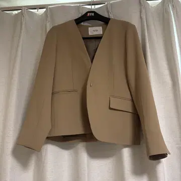 베이지 노카라 자켓 프론트 포켓 부착