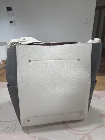 화이트와 그레이의 숄더백