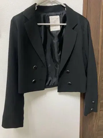 MAJESTIC LEGON 블랙 크롭 기장 테일러드 자켓