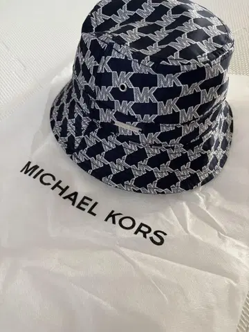MICHAEL KORS 버킷햇 네이비