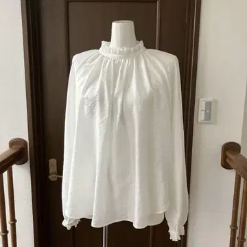 DRESSTERIOR 화이트 프릴 넥 긴팔 셔츠