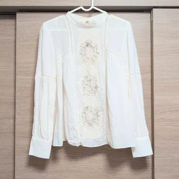 질스튜어트 자수 블라우스