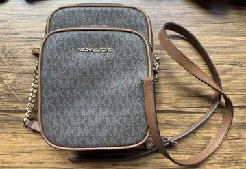 MICHAEL KORS 브라운 캔버스 숄더백