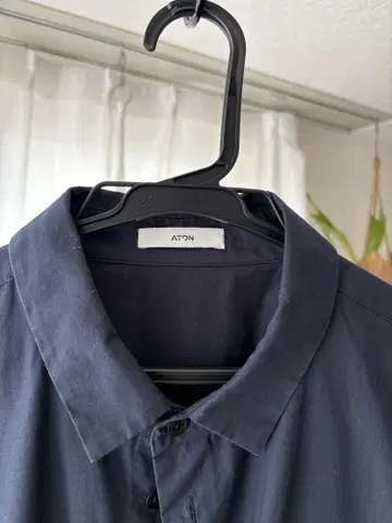 ATON 네이비 긴팔 셔츠 가슴 포켓 부착