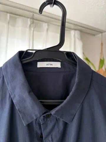 ATON 네이비 긴팔 셔츠 가슴 포켓 부착