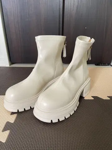 화이트 통굽 부츠 지퍼 포함