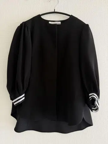 BORDERS at BALCONY 블랙 컬러 블라우스 36