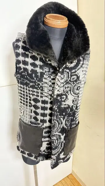 백러쉬 카프 스킨 베스트 행거