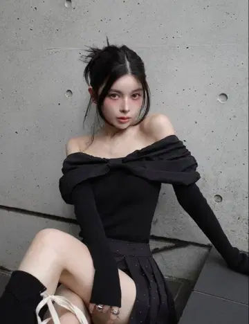 [미개봉 새상품] Darich 오프숄더 리본 니트탑 BLK